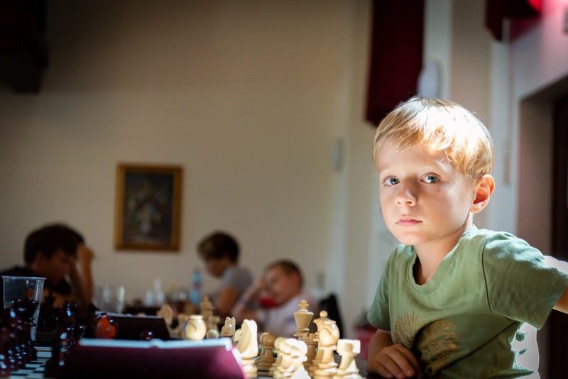 Enfants jouant aux échecs