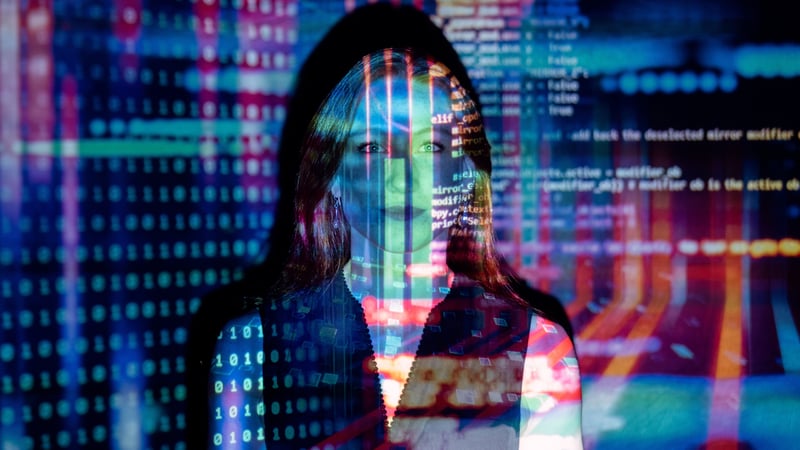 Imagen de una mujer delante de la pantalla de un ordenador.